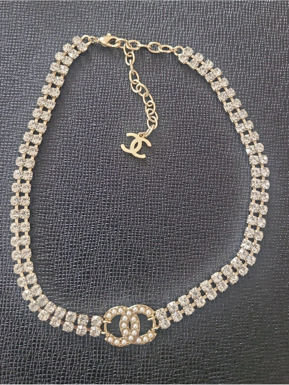 Costume jewelry choker with crystals and pearls